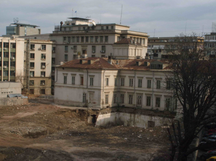 Groapă în locul pivniţelor demolate de pe parcela Calea Victoriei 107, foto A. - F. Bălteanu, 13.03.2009
